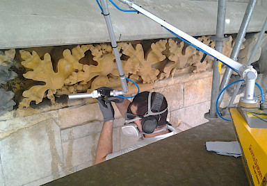 Laser cleaning of vine-leaf frieze