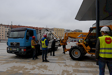 Unloading of the base plate with forklift